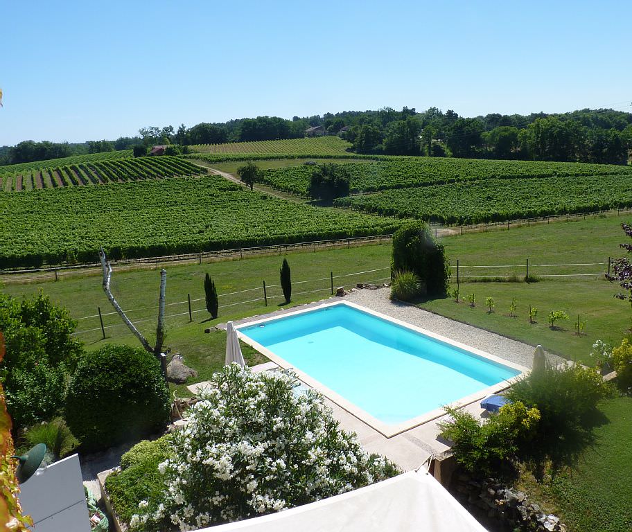 Vue sur la piscine et les vignes au Grand Jaure